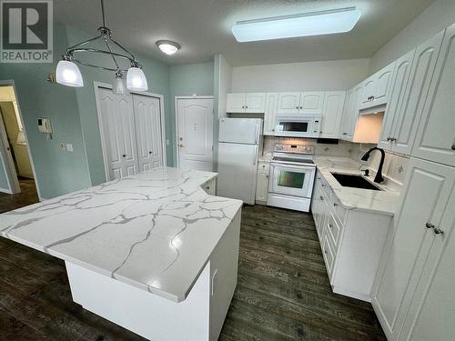 11001 13 Street Unit# 302, Dawson Creek, BC - Indoor Photo Showing Kitchen