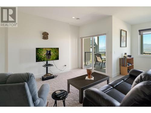 1436 Tower Ranch Drive, Kelowna, BC - Indoor Photo Showing Living Room