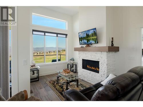 1436 Tower Ranch Drive, Kelowna, BC - Indoor Photo Showing Living Room With Fireplace