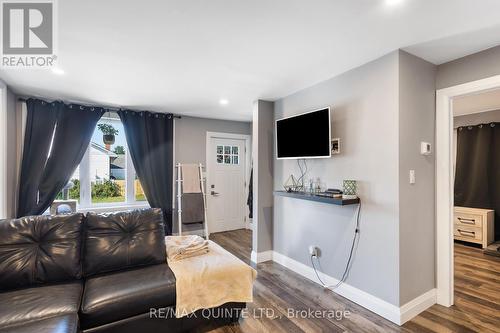 91 West Street, Quinte West, ON - Indoor Photo Showing Living Room