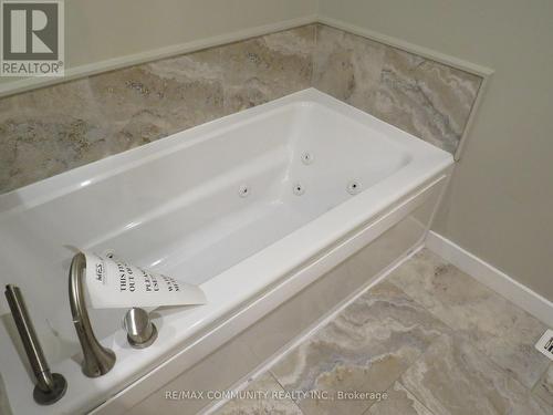 4 - 91 Coughlin Road, Barrie (Holly), ON - Indoor Photo Showing Bathroom