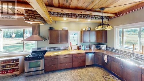 7126 93 Mile Loop Road, 100 Mile House, BC - Indoor Photo Showing Kitchen With Double Sink