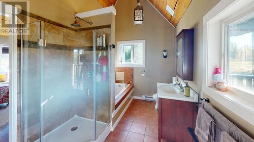 7126 93 Mile Loop Road, 100 Mile House, BC - Indoor Photo Showing Bathroom