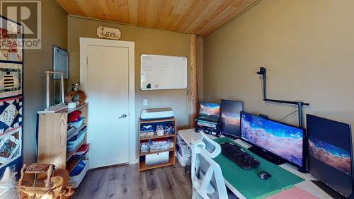 7126 93 Mile Loop Road, 100 Mile House, BC - Indoor Photo Showing Bedroom