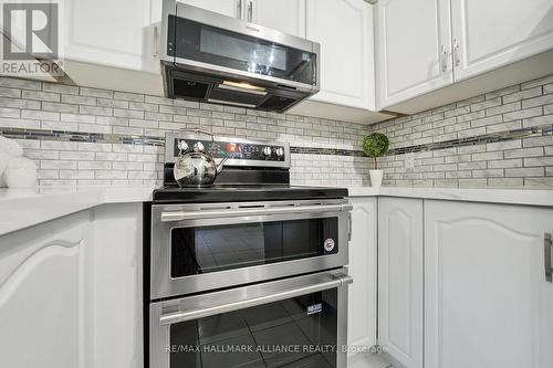 179 Romain Crescent, Oakville (College Park), ON - Indoor Photo Showing Kitchen With Upgraded Kitchen