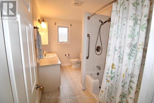 290 2Nd Avenue, Hanover, ON - Indoor Photo Showing Bathroom