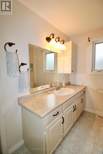 290 2Nd Avenue, Hanover, ON - Indoor Photo Showing Bathroom