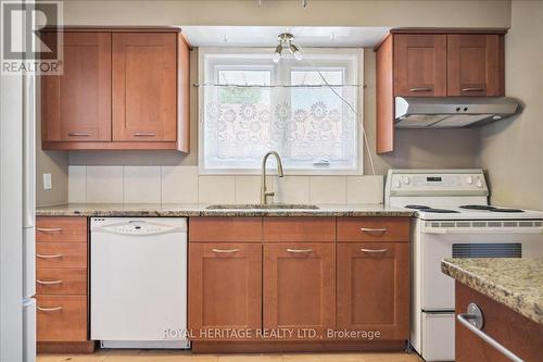 26 Oakridge Drive, Toronto (Cliffcrest), ON - Indoor Photo Showing Kitchen