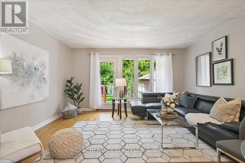 26 Oakridge Drive, Toronto (Cliffcrest), ON - Indoor Photo Showing Living Room