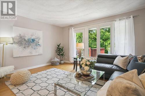 26 Oakridge Drive, Toronto (Cliffcrest), ON - Indoor Photo Showing Living Room