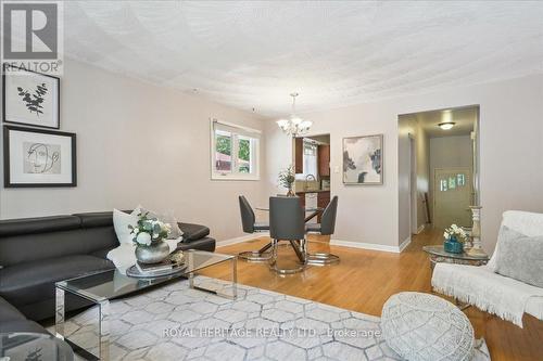 26 Oakridge Drive, Toronto (Cliffcrest), ON - Indoor Photo Showing Living Room