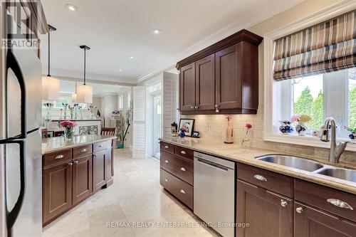 1522 Glenhill Crescent, Mississauga (Lorne Park), ON - Indoor Photo Showing Kitchen With Double Sink