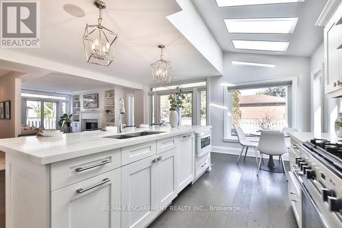 435 The Thicket, Mississauga, ON - Indoor Photo Showing Kitchen With Double Sink With Upgraded Kitchen