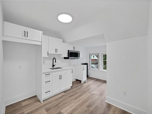 132 Holton Avenue S, Hamilton, ON - Indoor Photo Showing Kitchen