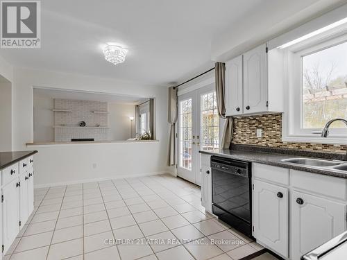 12 Blackforest Drive, Richmond Hill, ON - Indoor Photo Showing Kitchen