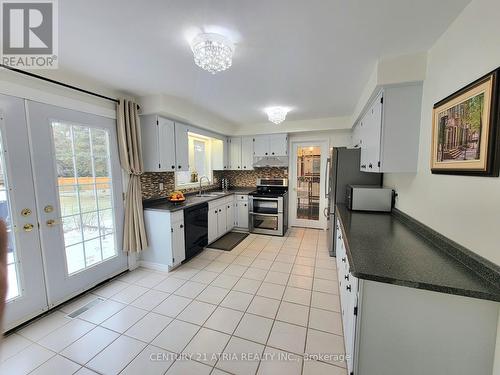 12 Blackforest Drive, Richmond Hill, ON - Indoor Photo Showing Kitchen