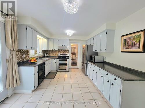 12 Blackforest Drive, Richmond Hill, ON - Indoor Photo Showing Kitchen