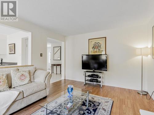 12 Blackforest Drive, Richmond Hill, ON - Indoor Photo Showing Living Room