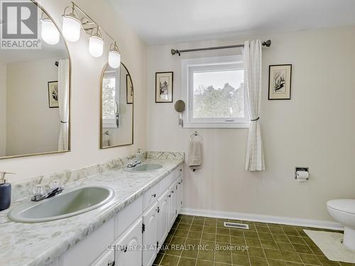 12 Blackforest Drive, Richmond Hill, ON - Indoor Photo Showing Bathroom