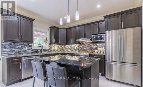 1025 Gleneagle Trail, London, ON - Indoor Photo Showing Kitchen With Upgraded Kitchen