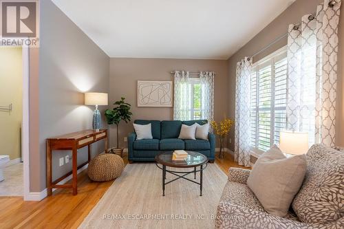 1 Meadowlea Court, Haldimand, ON - Indoor Photo Showing Living Room