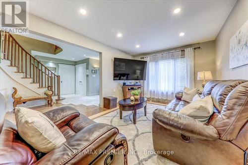 347 Alex Donor Drive, Newmarket, ON - Indoor Photo Showing Living Room