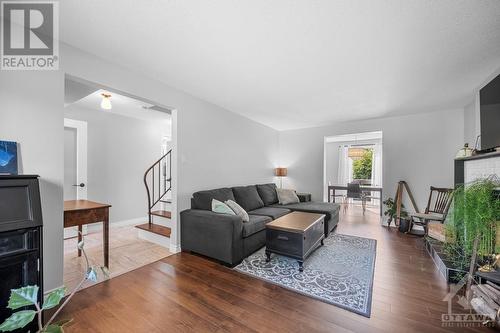 34 Lindhurst Crescent, Ottawa, ON - Indoor Photo Showing Living Room