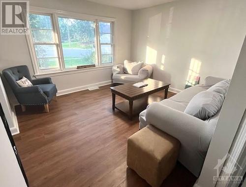 60 Meadowlands Drive W, Ottawa, ON - Indoor Photo Showing Living Room