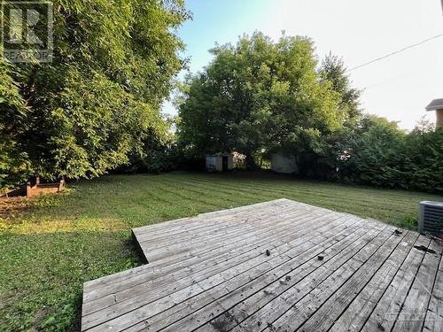 60 Meadowlands Drive W, Ottawa, ON - Outdoor With Backyard