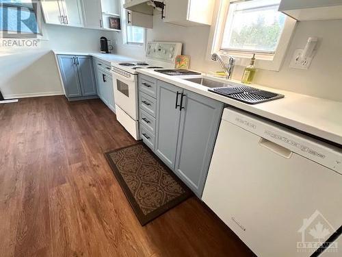 60 Meadowlands Drive W, Ottawa, ON - Indoor Photo Showing Kitchen With Double Sink