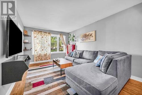 2439 Barclay Road, Burlington (Brant), ON - Indoor Photo Showing Living Room