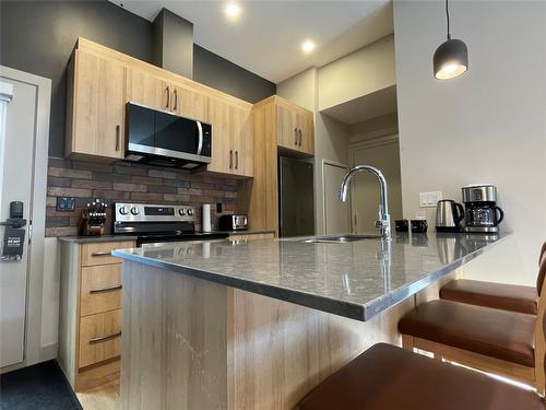 102-112 Second Street, Revelstoke, BC - Indoor Photo Showing Kitchen With Upgraded Kitchen