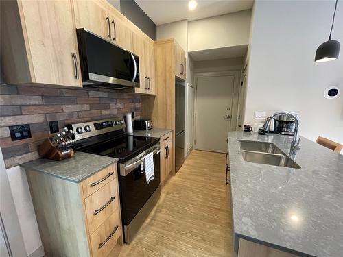 102-112 Second Street, Revelstoke, BC - Indoor Photo Showing Kitchen With Double Sink With Upgraded Kitchen