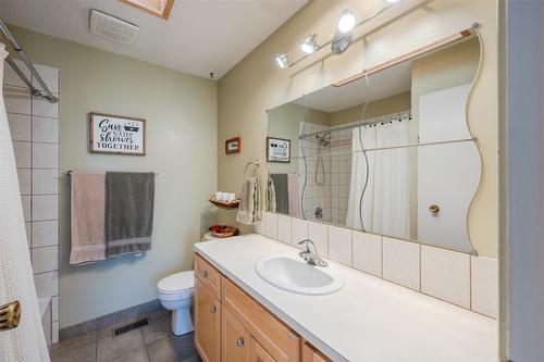 178 Beatty Court, Penticton, BC - Indoor Photo Showing Bathroom