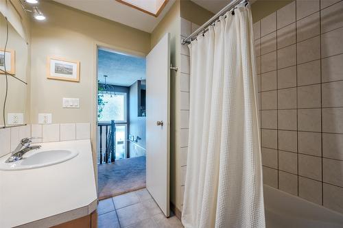 178 Beatty Court, Penticton, BC - Indoor Photo Showing Bathroom