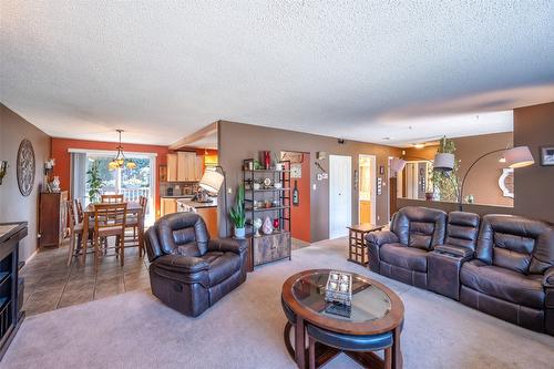 178 Beatty Court, Penticton, BC - Indoor Photo Showing Living Room