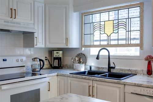 17-2250 Louie Drive, West Kelowna, BC - Indoor Photo Showing Kitchen With Double Sink With Upgraded Kitchen