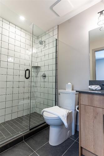 219-112 Second Street, Revelstoke, BC - Indoor Photo Showing Bathroom