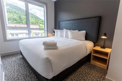 219-112 Second Street, Revelstoke, BC - Indoor Photo Showing Bedroom