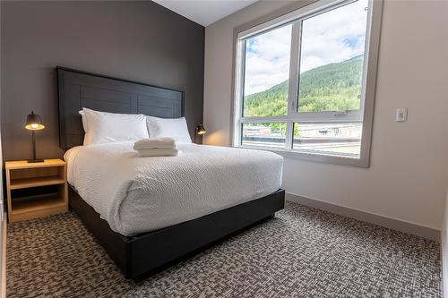 219-112 Second Street, Revelstoke, BC - Indoor Photo Showing Bedroom