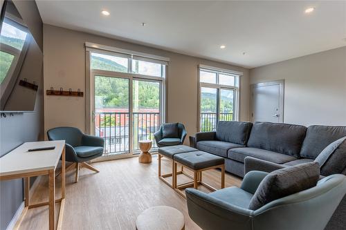 219-112 Second Street, Revelstoke, BC - Indoor Photo Showing Living Room