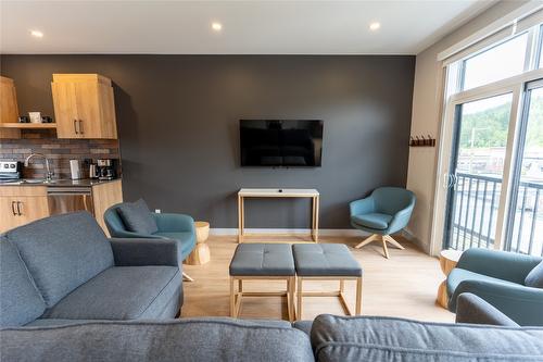 219-112 Second Street, Revelstoke, BC - Indoor Photo Showing Living Room