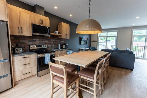 219-112 Second Street, Revelstoke, BC - Indoor Photo Showing Kitchen