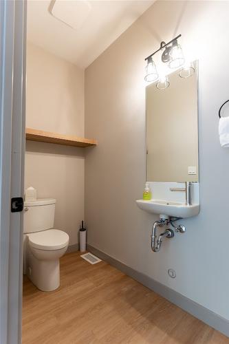 219-112 Second Street, Revelstoke, BC - Indoor Photo Showing Bathroom