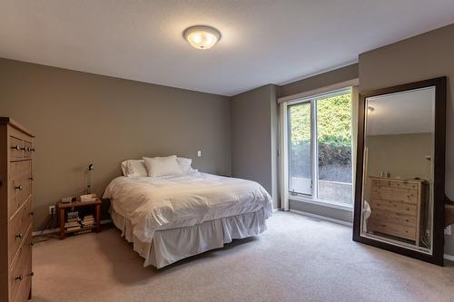 2220 Golf Course Drive, West Kelowna, BC - Indoor Photo Showing Bedroom