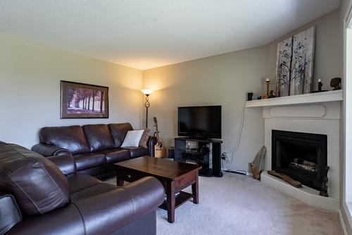 2220 Golf Course Drive, West Kelowna, BC - Indoor Photo Showing Living Room With Fireplace