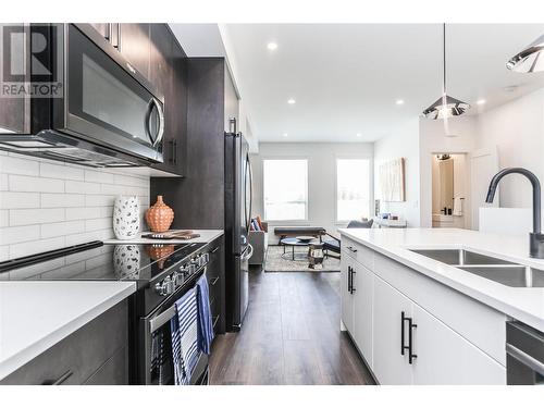 610 Academy Way Unit# 26, Kelowna, BC - Indoor Photo Showing Kitchen With Double Sink With Upgraded Kitchen