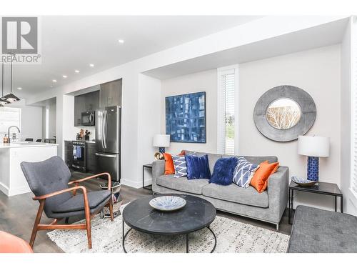 610 Academy Way Unit# 26, Kelowna, BC - Indoor Photo Showing Living Room