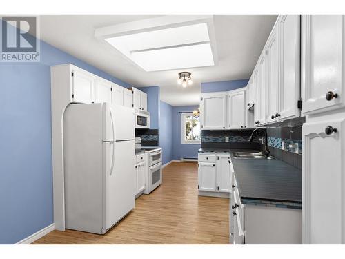 1580 Springfield Road Unit# 201, Kelowna, BC - Indoor Photo Showing Kitchen With Double Sink