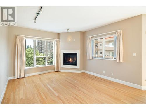 1947 Underhill Street Unit# 403, Kelowna, BC - Indoor Photo Showing Living Room With Fireplace